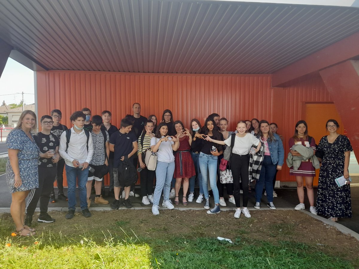 Hier, s'est déroulé le dernier événement de l'expérimentation ELOQUENCE pour la classe de 3e1 du <a href="/clgBouligny/">Collège de Bouligny</a>. Nos valeureux orateurs ont débattu pendant de longues minutes !  Quelle fierté ! <a href="/CDI_bouligny/">C.D.I collège de Bouligny</a> <a href="/AS_clgBouligny/">AS BOULIGNY 🦊</a> #eloquence #orateurs