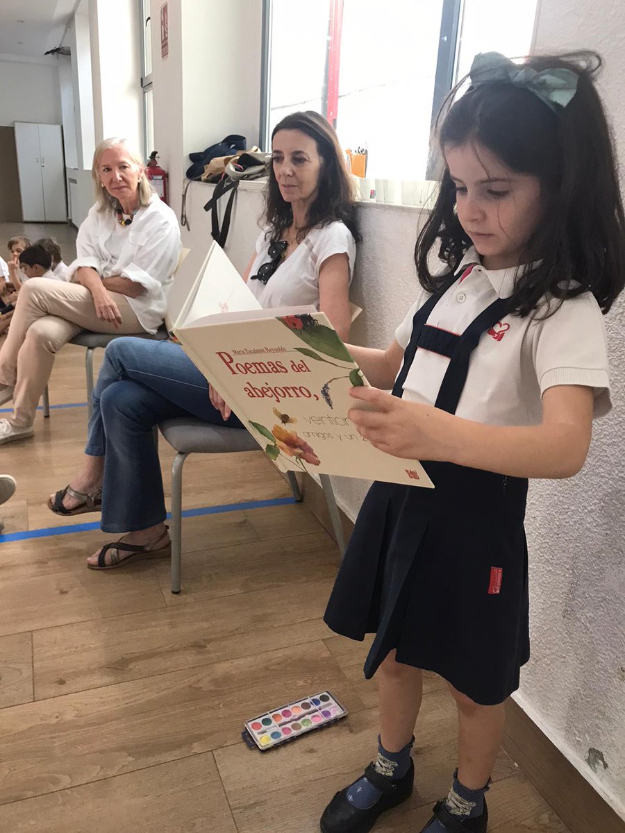 colegiospinolam's tweet photo. Ayer en #1prim tuvimos la presentación de un libro de poesía, contando con Marta (autora) y @MergelinaA (ilustradora) y hacer un taller de poesía y acuarela con ellas. Perfecto para nuestros #proyectos #Comunicación y #ciencias: poesías de animales con cada letra del abecedario! https://t.co/slAJRMSIHf