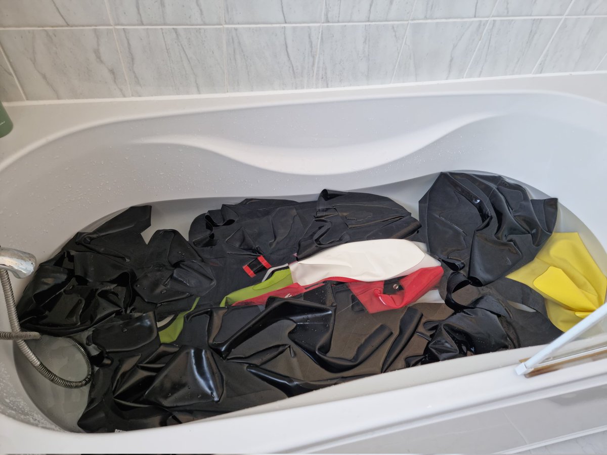 deviantwelsh's tweet photo. The comedown from the @mancrubmen weekend was real!! But when life gives you lemons you make lemonade, and washing the rubber in just a thong made it all that much more bearable 😍 #manthong #thonger #lycra  #gaylycra #gayspandex #thongtan #gaythong #thongexposed #gayexhib https://t.co/f6EkSG6mWk