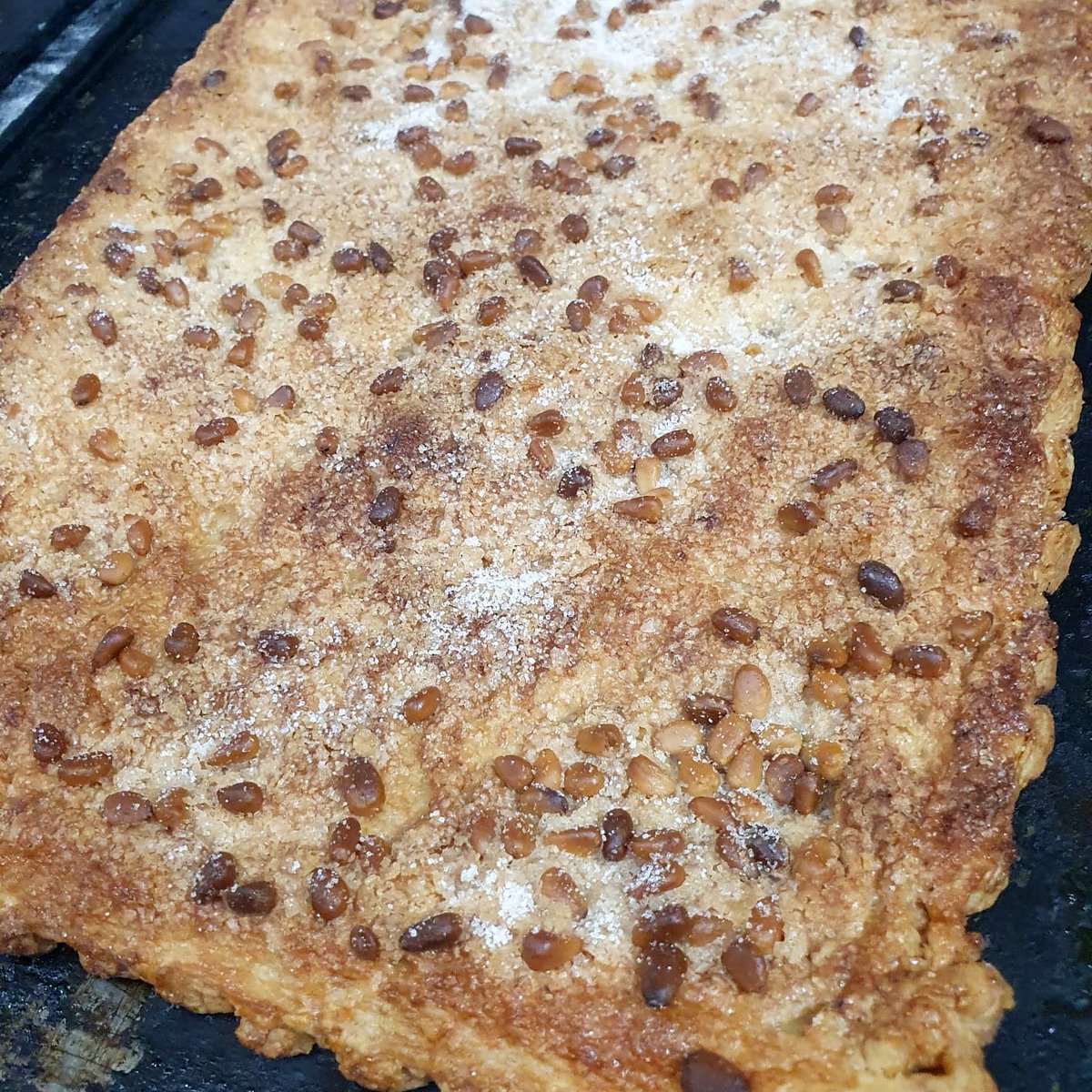 Ets dels qui els agrada gaudir de la #revetlla de #SantJoan amb una bona coca de LLARDONS? Estàs de sort! Vine a #FornPadró a buscar la teva. 🎇🎉 #SantJoan2022 #NouBarris #Barcelona