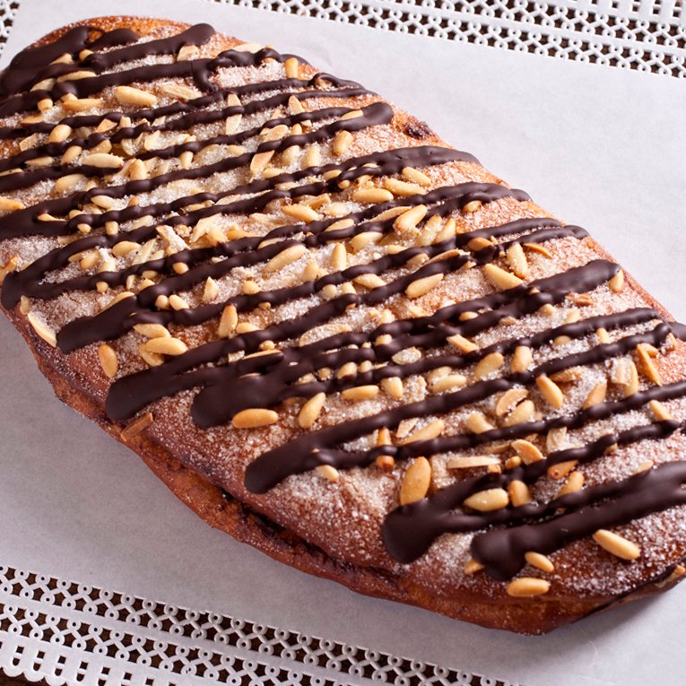 Si t’agrada la XOCOLATA 🍫 aquesta és la teva coca! T’esperem a l’Av. de Sarrià, 45 de Barcelona. 🎆🔥 Demà, 23 de Juny, obrirem de 8h a 21h. #PastisseriaNatcha #SantJoan2022 #LesCorts #Barcelona