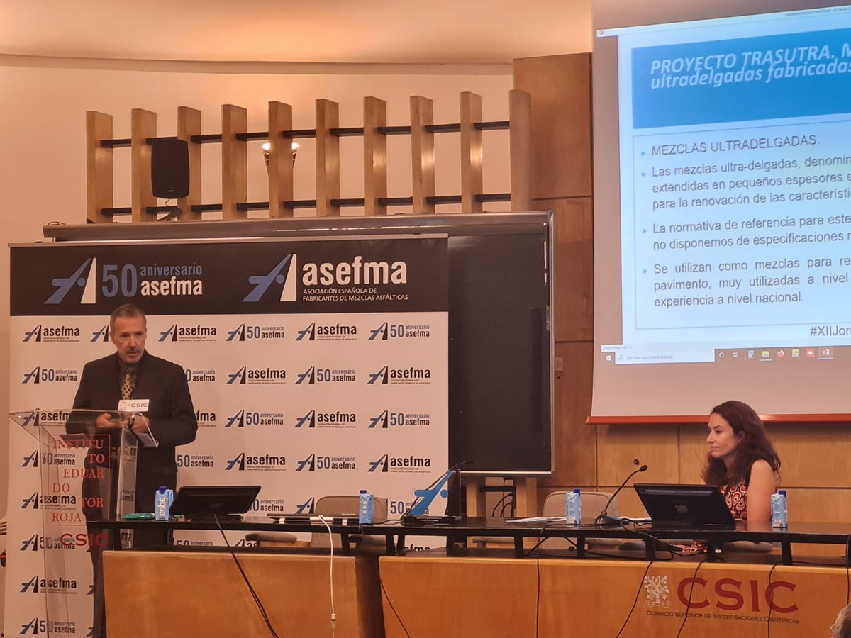 "Las mezclas ultra-delgadas o #mezclasAUTL extendidas en pequeños espesores de 1-2 cm son una excelente solución para la renovación de las características superficiales en pavimentos", explica <a href="/javloma/">Javier Loma</a> en #XIIJornadaTécnicaASEFMA donde expone el #proyectoTRASUTRA