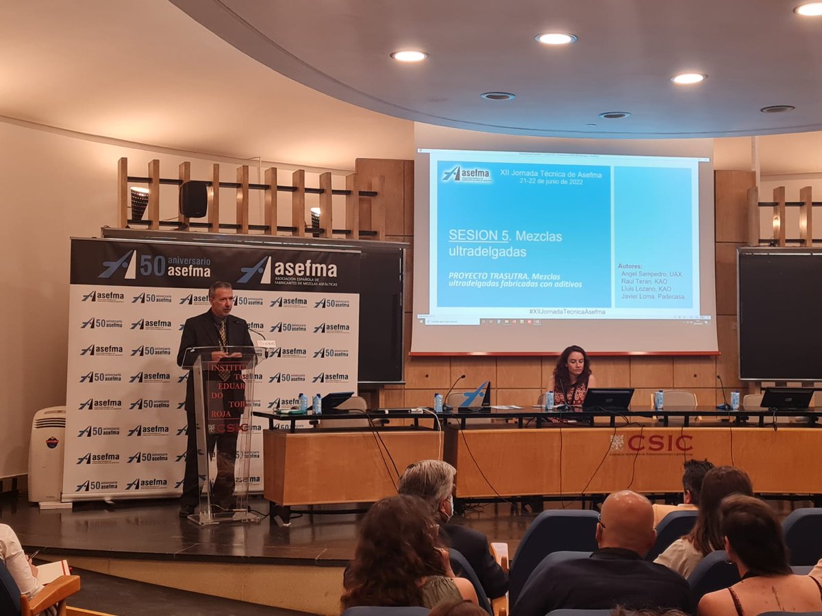 "El #proyectoTRASUTRA desarrolla un tipo de MB para su extendido en capas delgadas, mezclas ultradelgadas, compuesto por materiales de alta calidad e incorporando aditivos especiales para asegurar un buen comportamiento de la mezcla" explica <a href="/javloma/">Javier Loma</a> en #XIIJornadaTécnicaASEFMA