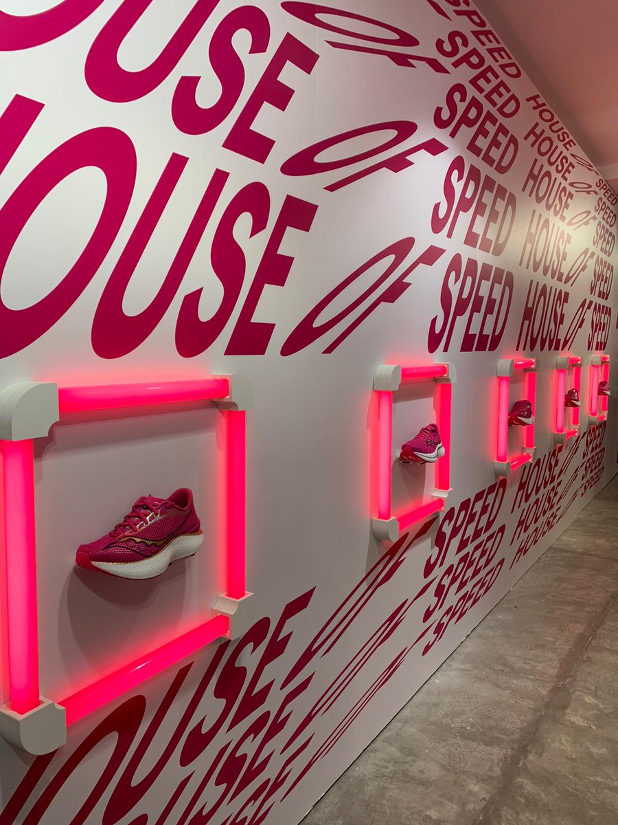 beurbanrunning's tweet photo. Ayer estuvimos en #HouseOfSpeed en París en la presentación de las @SauconySpain Endorphin Pro 3 y Speed 3, los dos últimos lanzamientos más rápidos de la marca. 👏🏼
#BeUrbanRunning #ZapatillasRunning #SauconyEndorphin #NuevoLanzamiento https://t.co/wVKLH5D1nx