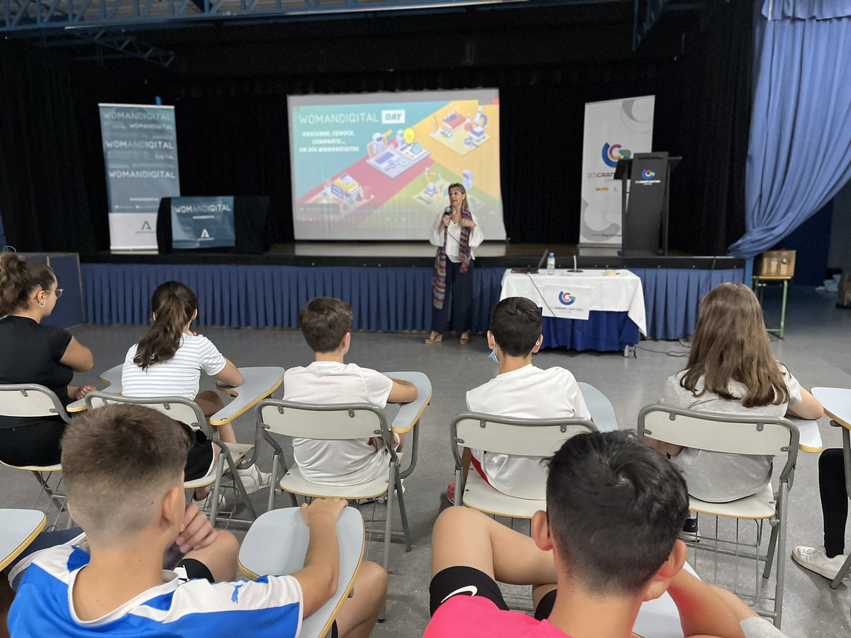 WomANDigital_'s tweet photo. Hoy 🛬 aterrizamos en @ies_grancapitan de #Córdoba para disfrutar de todas las actividades programadas en este último #WDDay
🗣 @mluisaulgar saluda al alumnado y les anima a conocer las carreras #STEM, que son las profesiones del futuro.
#WomANDigital #vocacionesSTEM https://t.co/XNkBq9Yl74