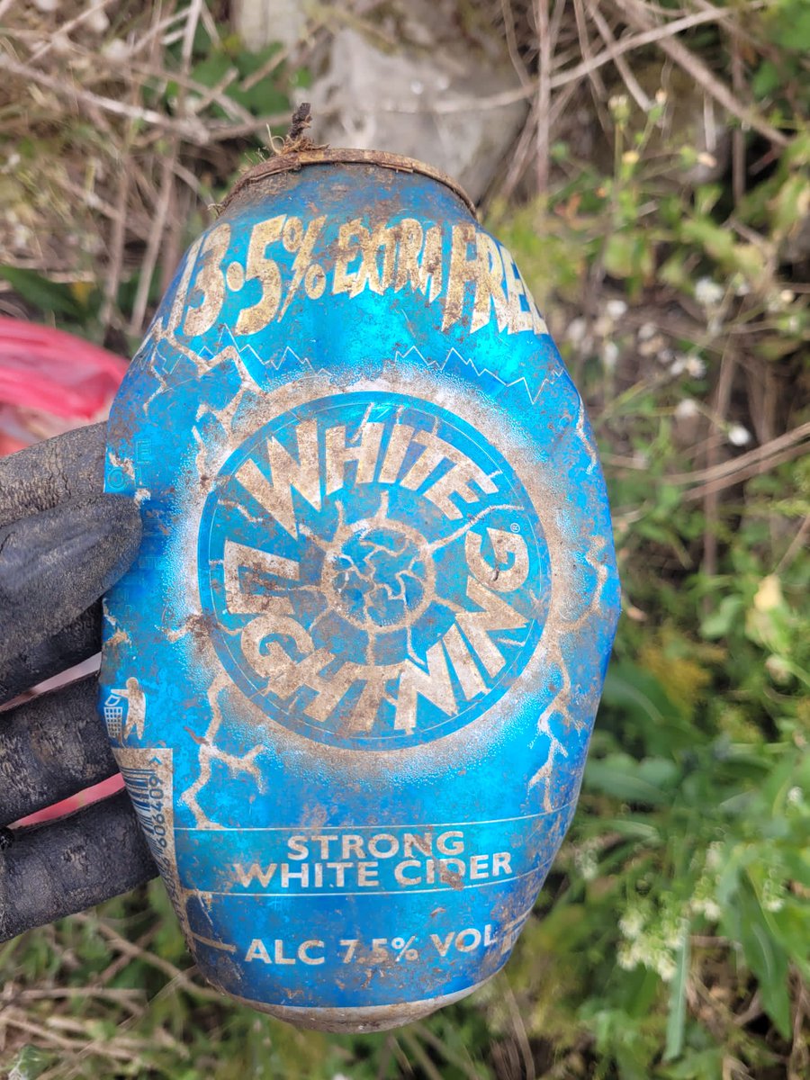 River_Care's tweet photo. 5 amazing #LitterHeroes from @BartonRiverCare collected 7 bags of waste along the Humber at Barrow Haven💙Always an interesting haul, they found old cans from the 1990s, 2005 &amp; 2005! Other recovered items including 35 bottles, 20 cans, a chunk of boat, fishing lure &amp; doorbell 🛎️! https://t.co/dGHqVJIplh