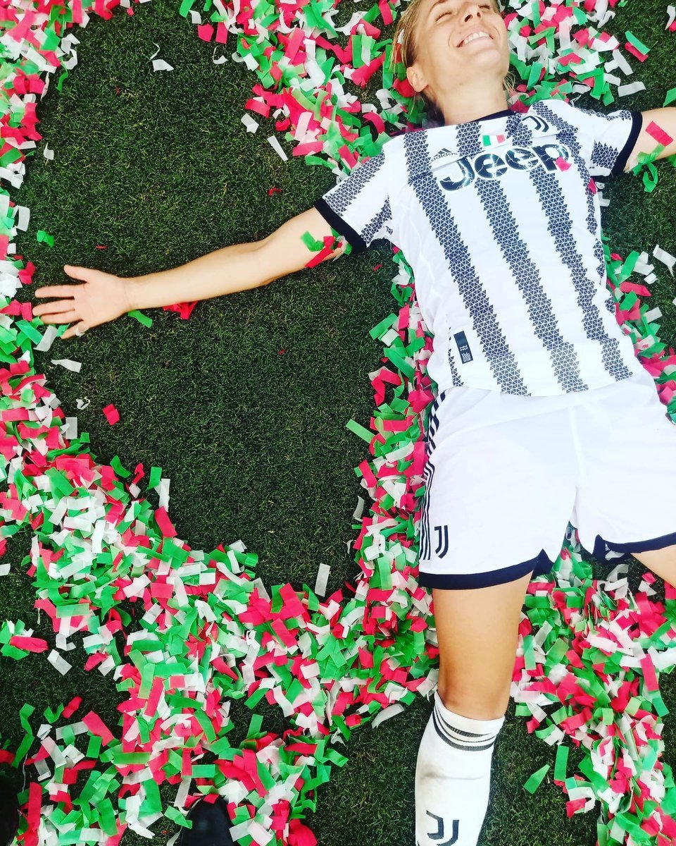 frances14372469's tweet photo. Tanti auguri di buon compleanno Valentina #Cernoia🎂
@ValeCernoia7 🎉🎊🍾🎁🤍🖤🥳
#ValentinaCernoia #AuguriCerno #JuventusWomen https://t.co/DEPPUTXtIb