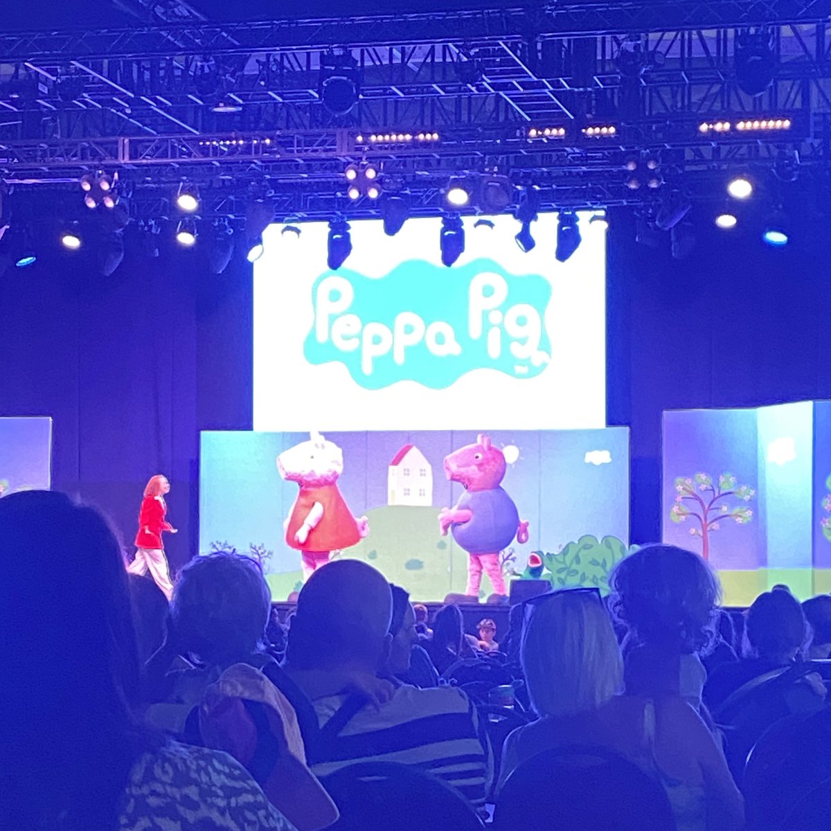 jamescutlan's tweet photo. Day 3️⃣ @Butlins 🐴🌭🐷
.
@peppapig #HotDogs #CarouselRides ☀️ https://t.co/EXQnVRYRI6