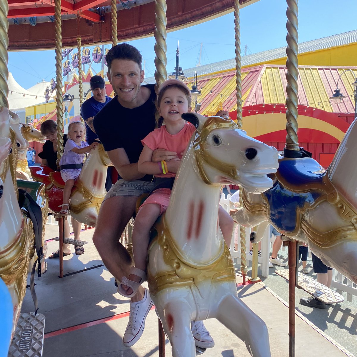 jamescutlan's tweet photo. Day 3️⃣ @Butlins 🐴🌭🐷
.
@peppapig #HotDogs #CarouselRides ☀️ https://t.co/EXQnVRYRI6