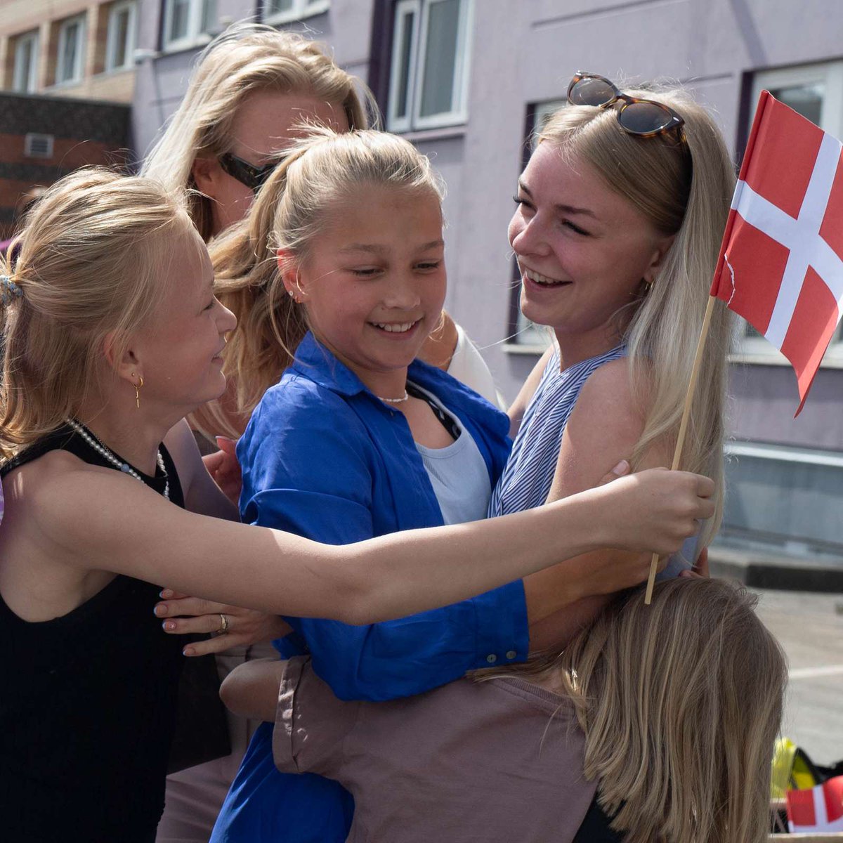 kbhprof's tweet photo. Festlige dage på @kbhprof - hvor nyuddannede lærere, pædagoger, sygeplejersker, fysioterapeuter, socialrådgivere, bioanalytikere og mange andre stærke dimittender bliver fejret efter alle kunstens regler. Stort tillykke - det er SÅ fortjent 👏🎉🥂 #uddpol #kbhprof #studpol #dkpol https://t.co/CSc9gOo1sT