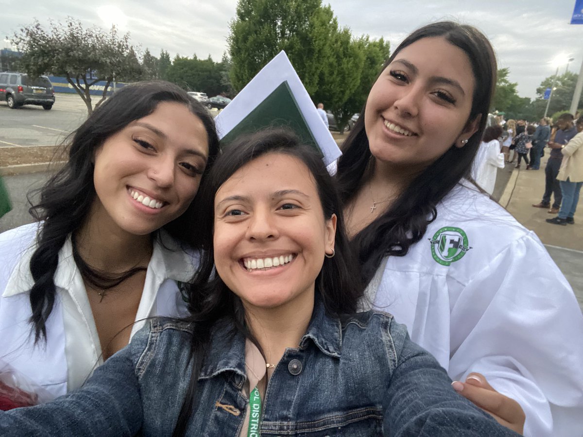 MsMoralesWorks's tweet photo. Congratulations to the class of 2022! Beyond proud of this group of students 🙏🏼 watching you grow since freshman year has been a blessing. Will miss you all tremendously— my first group💖 https://t.co/Zgvp4yV6o0