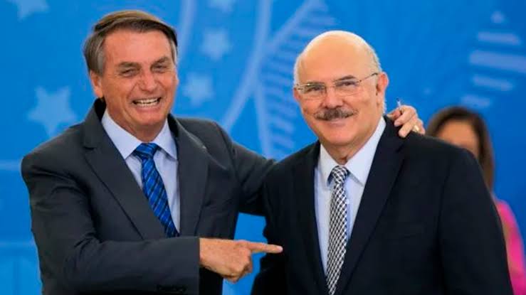 sensacionalista's tweet photo. Bolsonaro não botou cara no fogo por Milton Ribeiro porque o gás tá muito caro https://t.co/UtG3GCMkPv