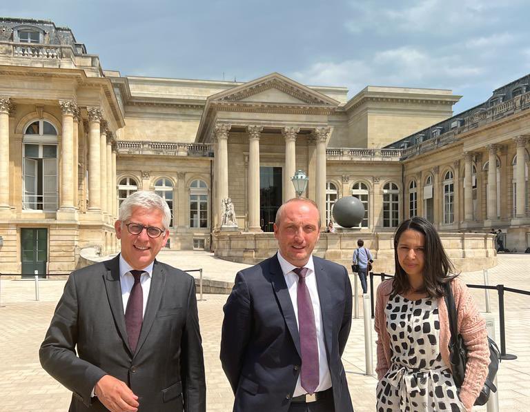 🔵 Election du Groupe Horizons à l'Assemblée Nationale 📢
⚪ Ce matin, nos députés ont désigné à l’unanimité leurs représentants : <a href="/LMarcangeli/">Laurent Marcangeli</a>, Président, <a href="/NaimaMoutchou/">Naïma Moutchou</a>, Vice-présidente et <a href="/fredvalletoux/">Frédéric Valletoux</a>, Porte-parole. Félicitations ! 👏

#Législatives2022