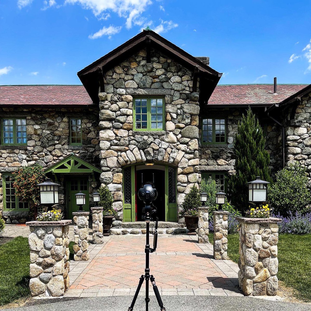 vrticalmedia's tweet photo. Two weeks ago, I had the privilege of creating a 360° Virtual Tour for Willowdale Estate in Topsfield, MA.

They’re now able to offer couples a way to explore the space ahead of time, potentially from thousands of miles away! This saves both the venue &amp; couples VALUABLE time. https://t.co/egbMO2KOyt