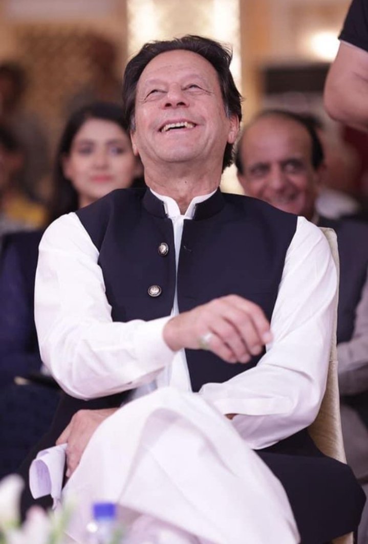 AftabIqbalFan's tweet photo. ایک پیارا سا لفظ خان صاحب کی مسکراہٹ کےلئے۔ https://t.co/d5l3Mpyec1
