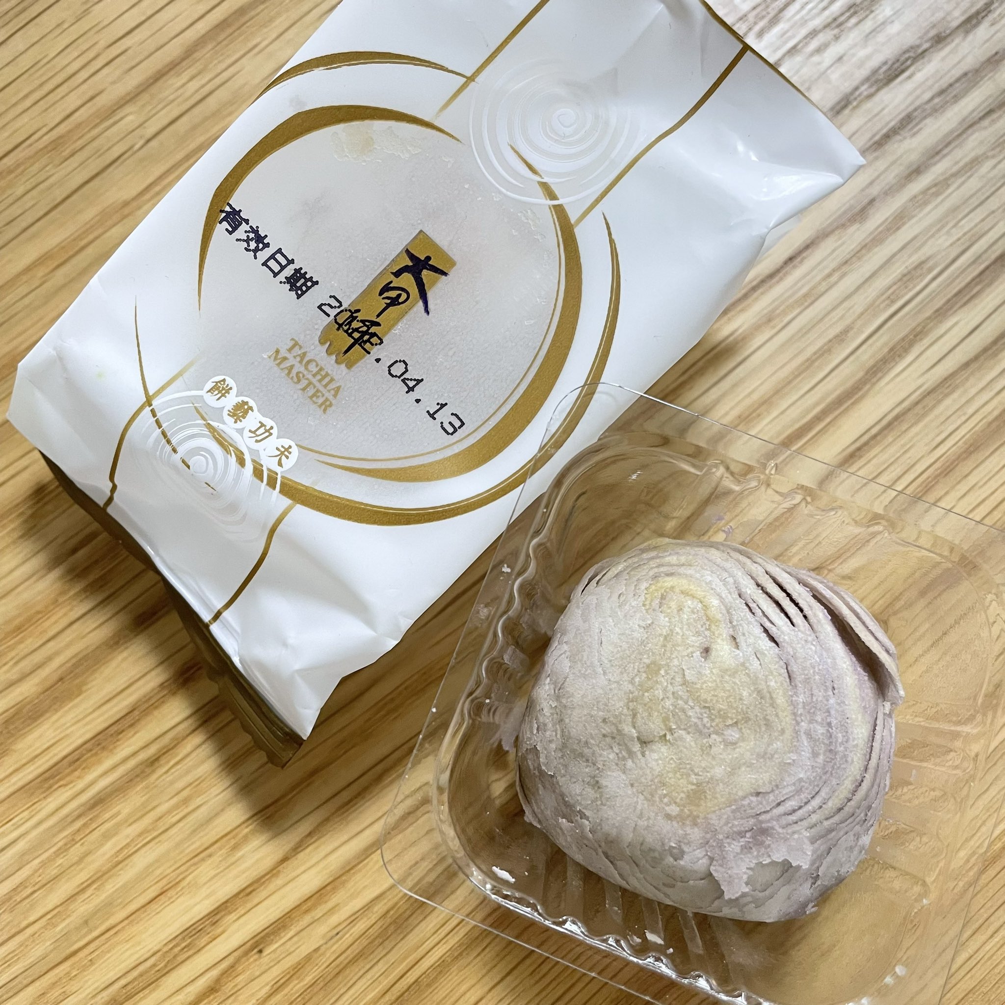 Rui 台湾ロス 友達からもらった後 大切にしすぎて賞味期限が切れてしまったけど この前食べた台湾の大甲師のタロイモケーキ 芋頭酥 とっても美味しかった 昔はタロイモにそこまで興味がなかったけど この2年で食べる機会がないからどんどん好きに