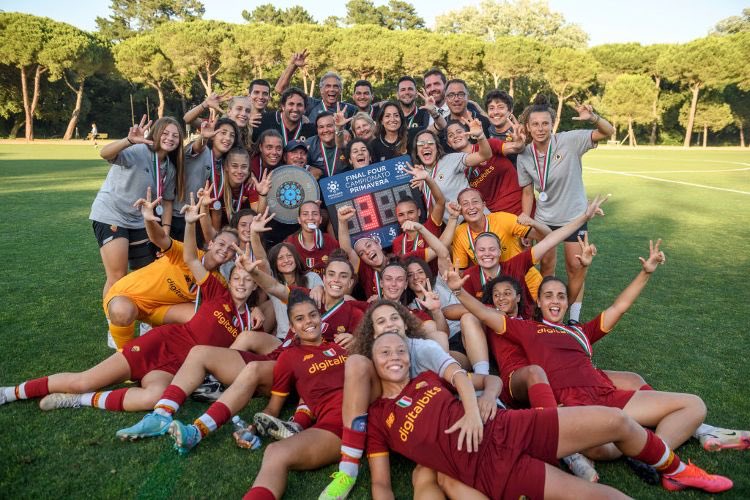 ilRomanistaEN's tweet photo. 🌍 “Il Romanista in the world”

3️⃣ Check your inbox, the third episode came out yesterday!

From Mourinho’s three “Wise men”, to a beautiful story of pure “Romanismo”. Then an interview with @lupidilondra12 and much more

Subscribe for free ➡️ https://t.co/4svkM4HnGh https://t.co/6diuJXOcII