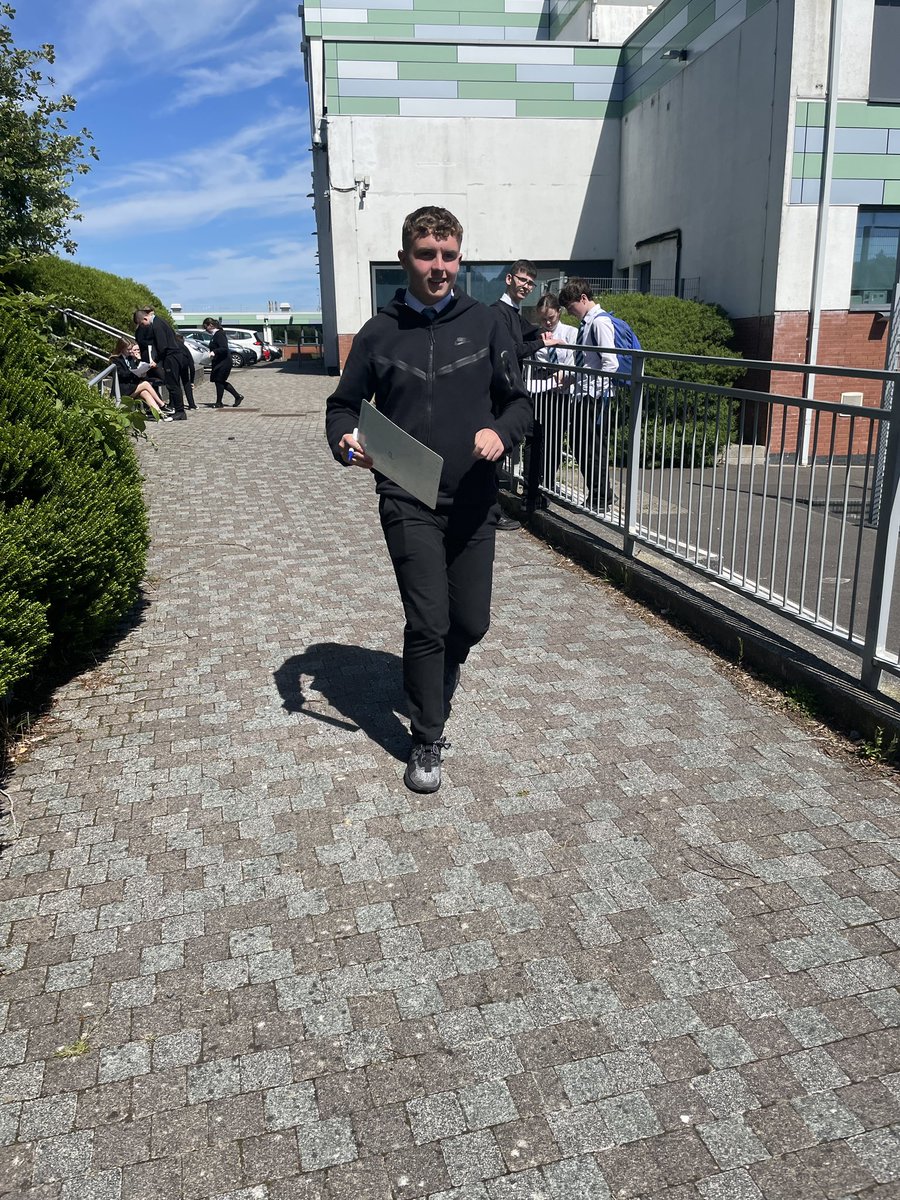 SCHSModLangs's tweet photo. This week we have been doing lots of fun activities in the sun! @MissStephenso17 and Mrs Donnelly’s S3, Nat 5 and Higher French pupils all worked together on their Verb drills using @gianfrancocont9 resources 😃🇫🇷 Bon travail tout le monde! @_stcolumba @SClpl https://t.co/OiqPv6fiqb