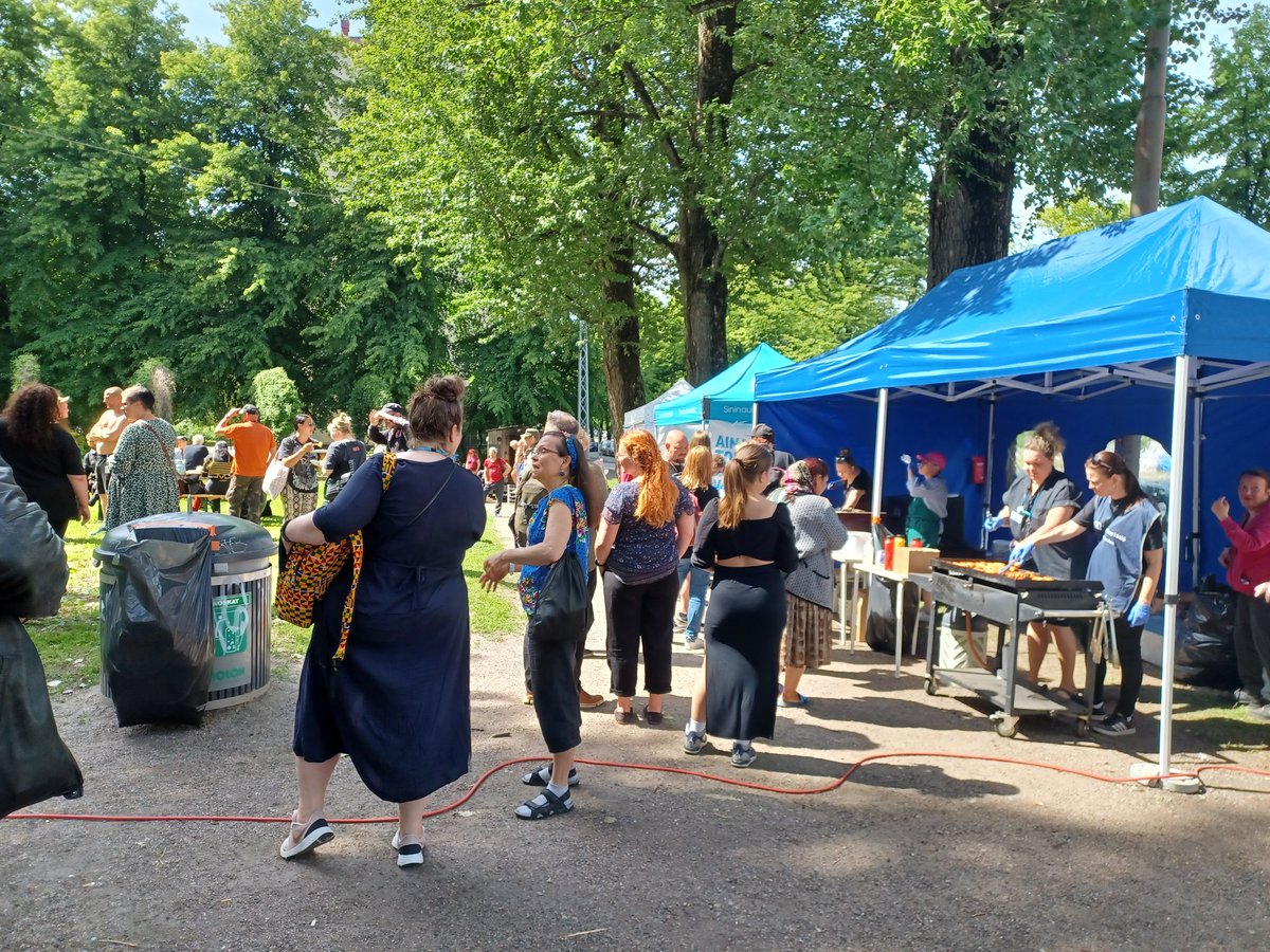 LeaStenberg's tweet photo. @sininauhasaatio'n juhannussauna tarjosi paitsi savusaunan, puhdasta ylle ja murkinaa myös hyvää musiikkia ja kohtaamisen mahdollisuuden. Tärkeää. @sininauhaliitto @kotikaikille #ihmisenpuolella https://t.co/s2CfI5N7ku
