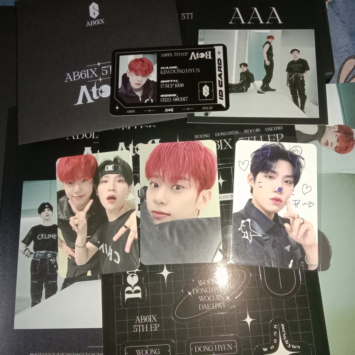 abfor6ix's tweet photo. akhirnya sampe yeay! sebenernya mau sekalian nunggu yg versi B, tapi tangan udh gatel kepengen unboxing wkwkwk. seperti biasa woojin gk pernah nyempil di album, tapiii kaget + seneng bgt dapet pc donghyun yg ini 😭😭😭😭

makasih banyak buat kak @bnmsweeties @warehouse_KWP 🤩❤️ https://t.co/W2B4O189iC