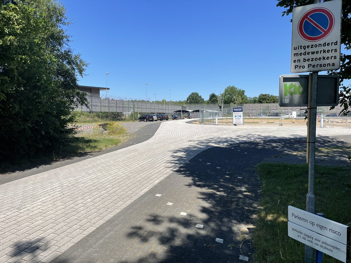 thejermaine's tweet photo. Op de plek voor de fietsenstalling parkeerde de witte vluchtauto, een Volkswagen Golf. Aan de linkerzijde zie je het hek waar vermoedelijk een gat is ingemaakt. Ik zie meerdere camera’s hier. #Pompekliniek #tbs #ontsnapping #Nijmegen https://t.co/gNZQYllI3X