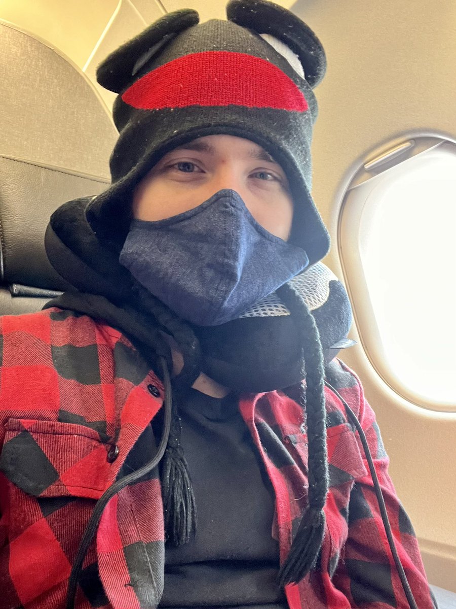 KreekCraft's tweet photo. VIDCON TIME ✈️

Shoutout to Charlie who recognized me in the airport. First time I’ve been recognized in public. https://t.co/YzmTqr3yLw