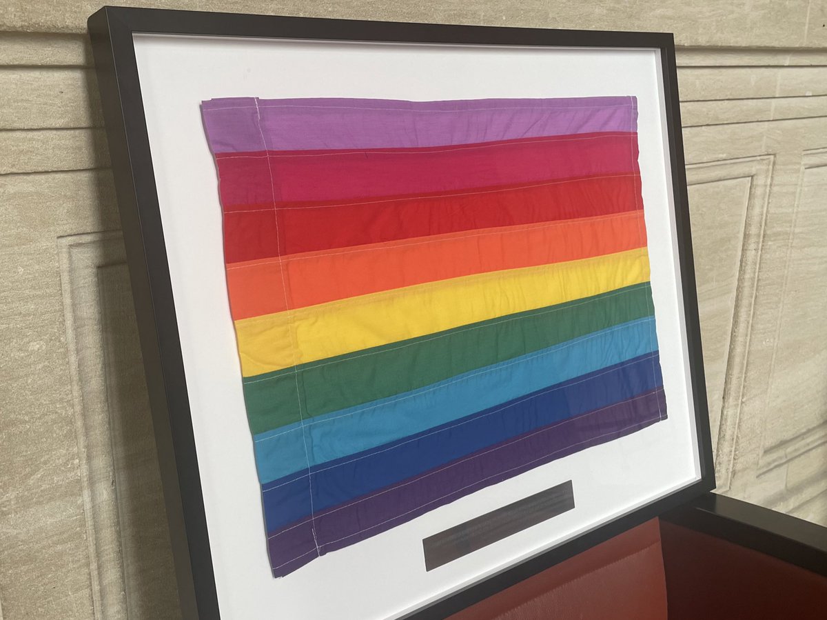 Avec une bande de plus pour la diversité : voici une édition spéciale faite par Gilbert Baker lui-même. Fierté de voir ce drapeau unique et universel, dont chaque bande a une symbolique particulière, bientôt exposé en Mairie. Visible par tous les Parisiens, il porte son héritage.