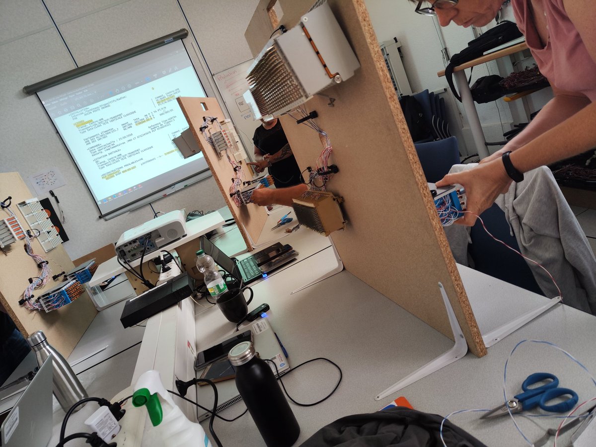 Formation sur le cablage d'un répartiteur téléphonique sur nos maquettes. Des fondamentaux de l'intervention pour des collaborateurs en reconversion professionnelle #Orange #UISO #ESFUISO #formation