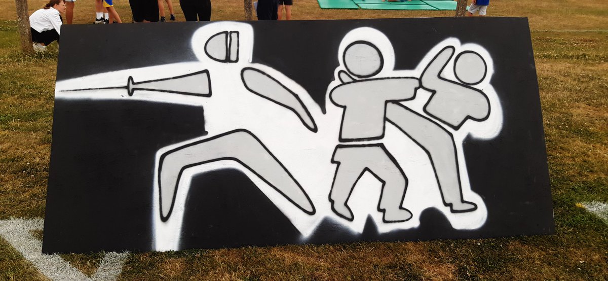 Une 100aine d'enfants réunis pour la #JourneeOlympique à #bonchamp avec le champion du monde local de saut à la perche Mathis Prudhomme et l'athlète olympique de judo Vanessa M'Balla. La découverte de nouveaux sports pour valoriser la pratique sportive <a href="/Paris2024/">Paris 2024</a> #terredejeux2024