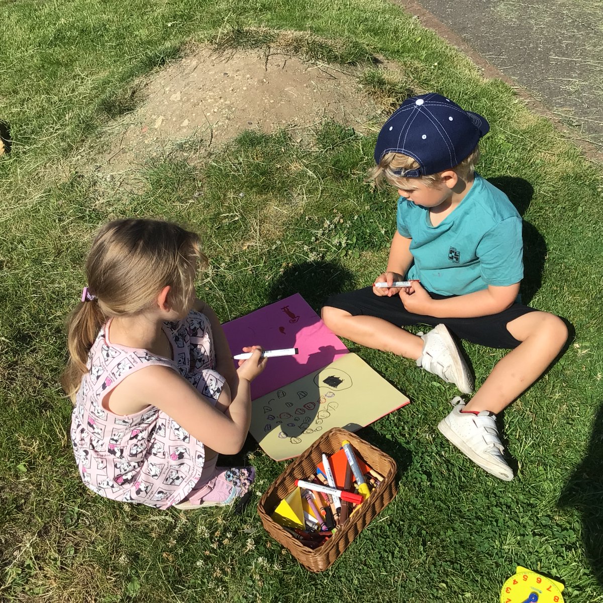 DunstonPrimary's tweet photo. Apples had a visit from our new reception children! Apples have done a fab job helping them settle in to our classroom. #SpiresFed #SpiresEYFS #SpiresOutdoorLearning https://t.co/pM02fTRWpW