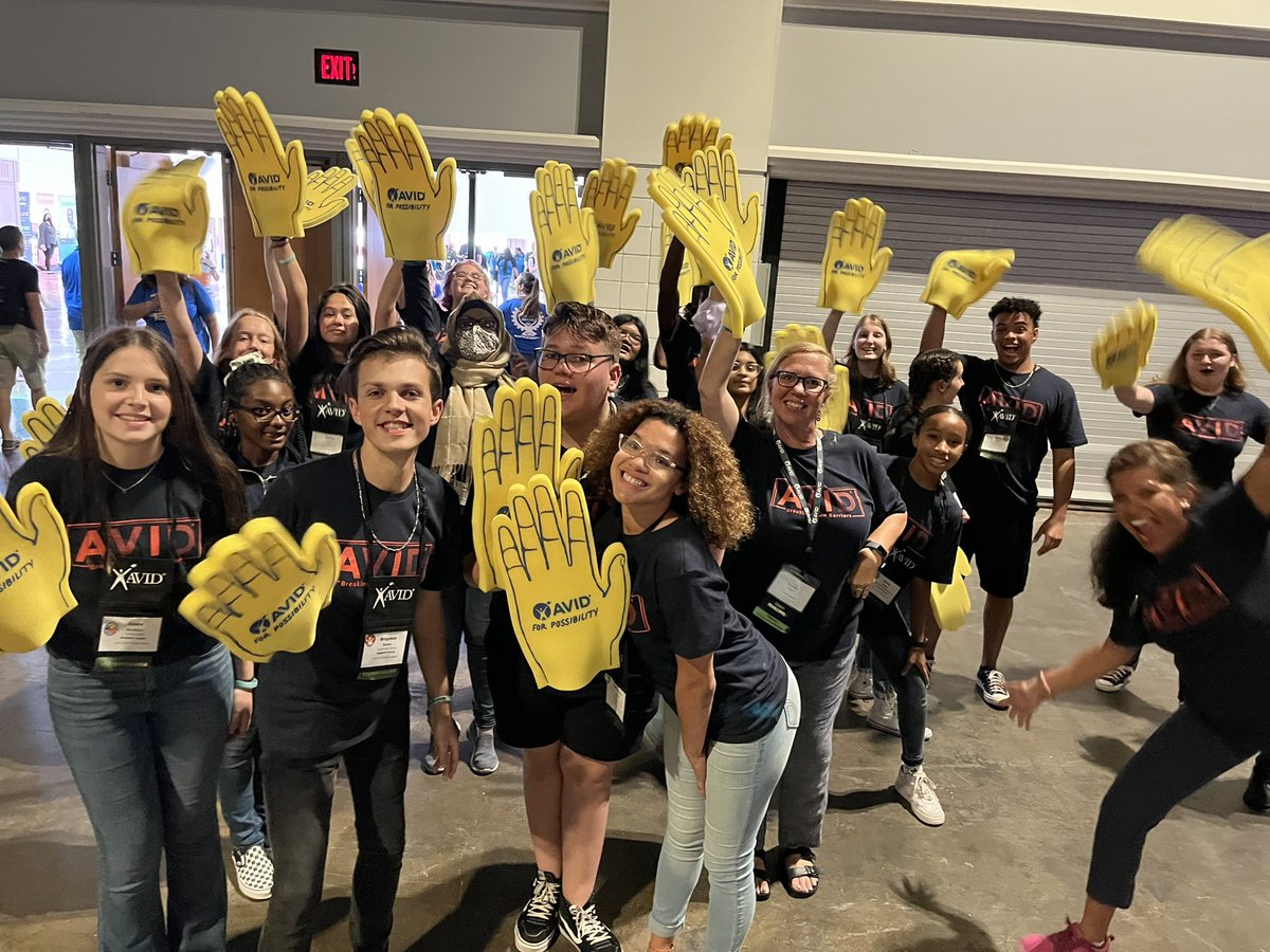 ThuanSocial's tweet photo. Educators @CityofTampa Summer Institute celebrating being with each other and with their @AVID4College staff developers #ThisIsAVID #AVID4Possibility #AVIDFamily https://t.co/8hwQPnPQoT