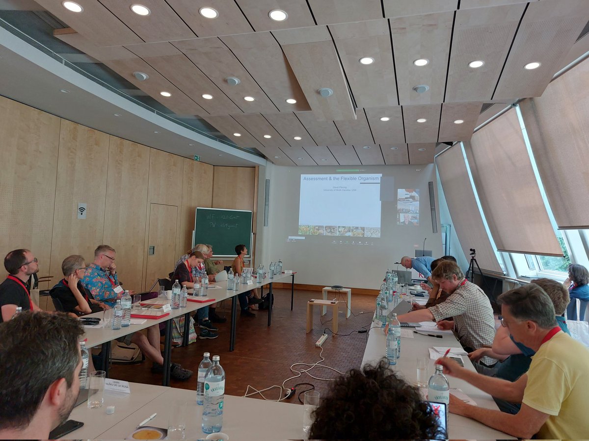 KLIAustria's tweet photo. Zooming in, David Pfennig is talking about assessment and the evolution of adaptive plasticity. #BioAgency #AltenbergWorkshop https://t.co/5uUVsMWUgg
