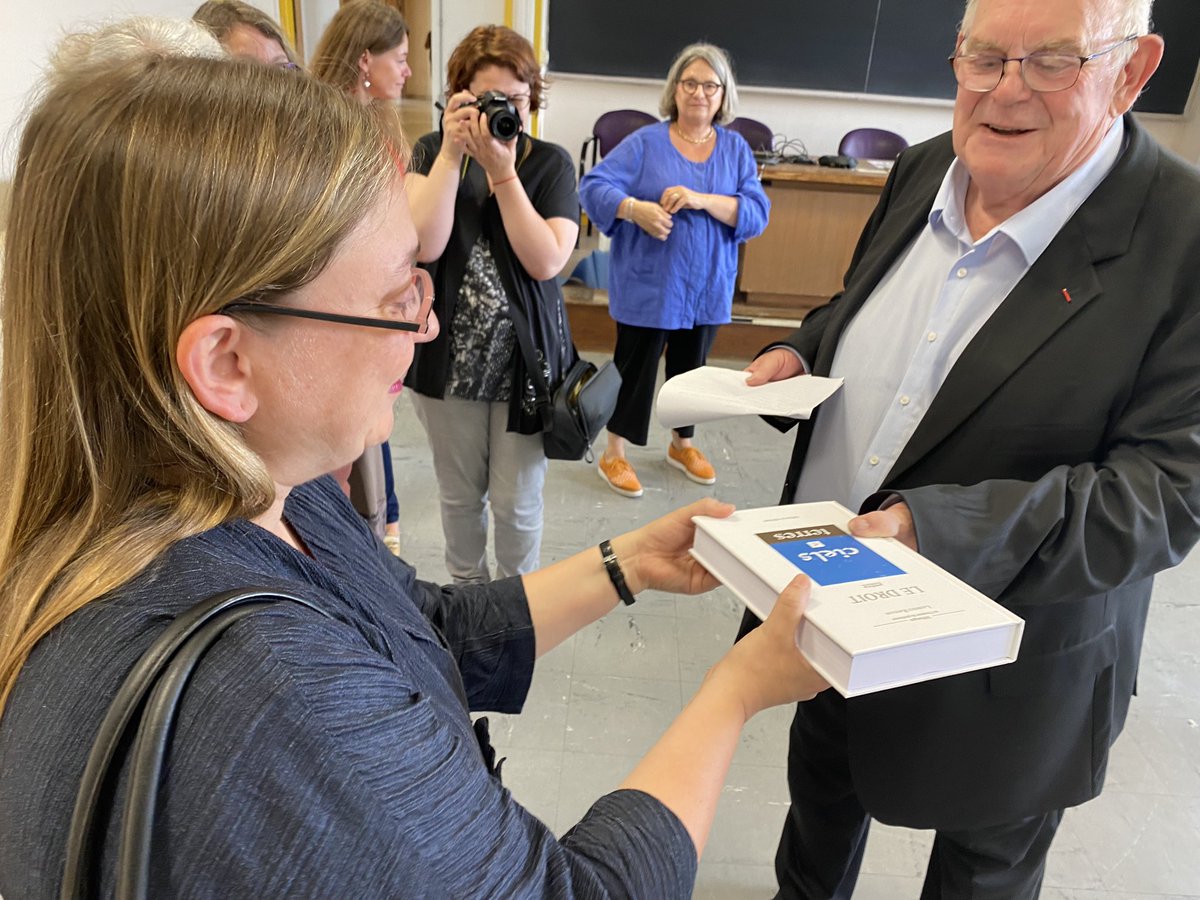vin_thomas's tweet image. Ce jour, le Doyen Loquin a remis à Stéphanie les Mélanges en l’honneur de sa soeur Laurence Ravillon qui nous a quittés bien trop tôt. Émotion de tous ceux qui ont eu la chance de la connaître et de travailler avec la belle personne et l’excellente juriste qu’elle était.