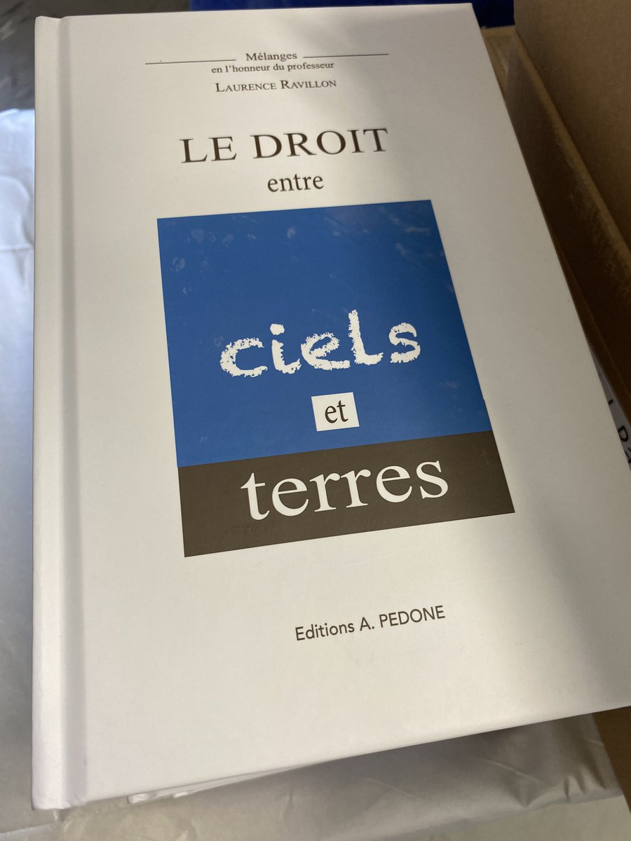 vin_thomas's tweet image. Ce jour, le Doyen Loquin a remis à Stéphanie les Mélanges en l’honneur de sa soeur Laurence Ravillon qui nous a quittés bien trop tôt. Émotion de tous ceux qui ont eu la chance de la connaître et de travailler avec la belle personne et l’excellente juriste qu’elle était.