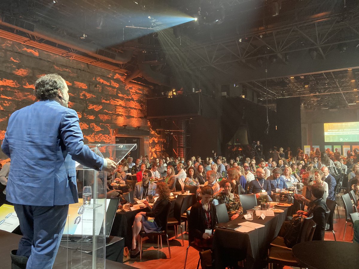 VivreenVille's tweet photo. Le directeur général de Vivre en Ville @C_Savard donne le coup d’envoi au Rendez-vous des collectivités viables. Beaucoup de fébrilité dans la salle! La thématique cette année est « Réussir les transitions - Pour réduire notre empreinte ».  #RVCV22 https://t.co/lstGsZrGvD