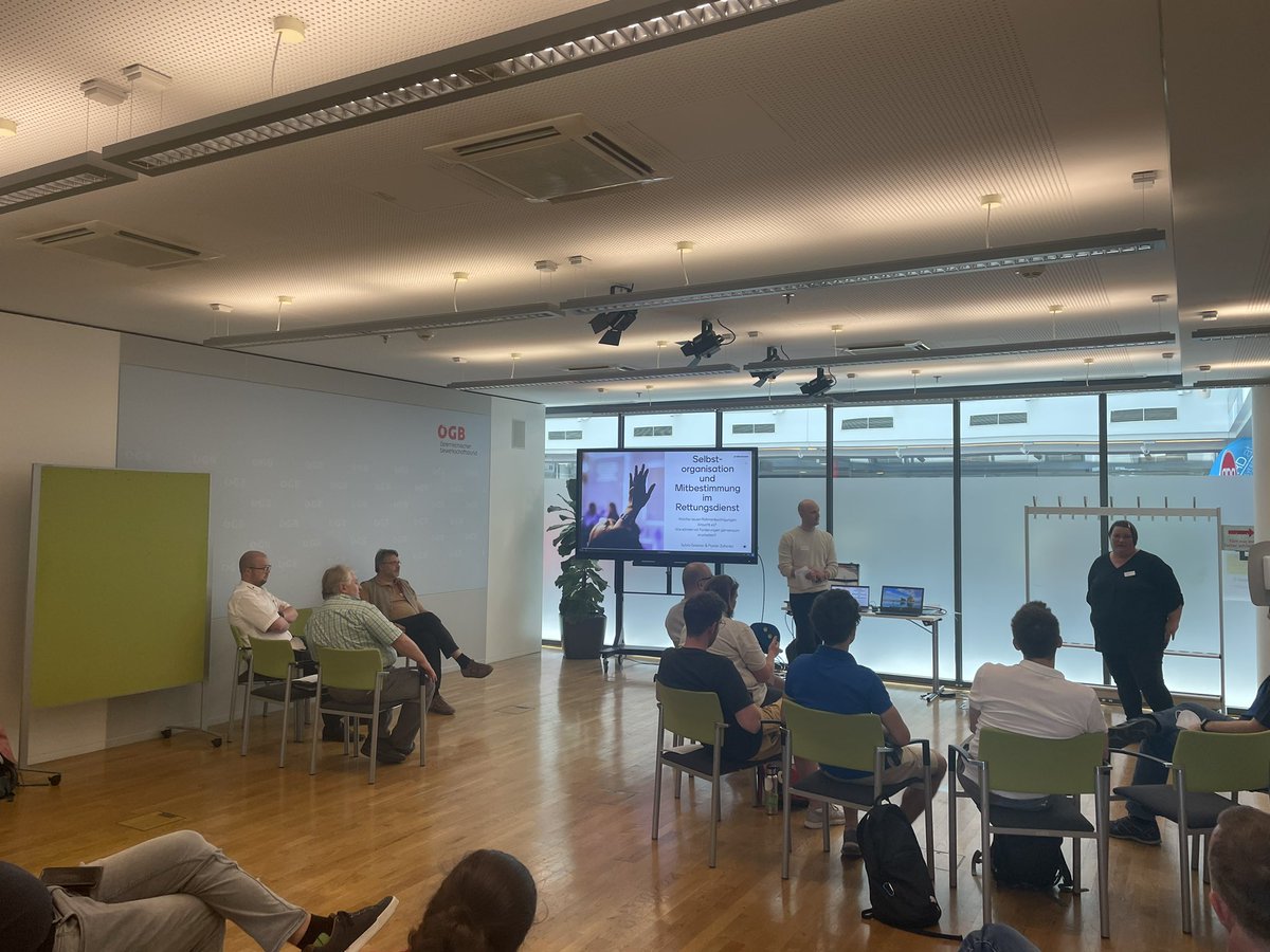 Aktuell finden 3 Panels zu den Themen 1) Berufsbild; 2) Finanzierung + Versorgungsauftrag; 3) Selbstorganisation + Mitbestimmung statt. #zukunftrettungsdienst #20jahresang