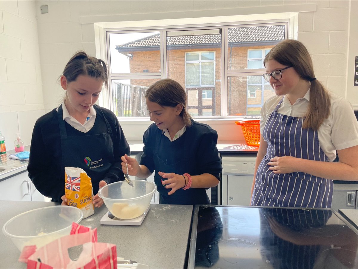 stamfordwelland's tweet photo. Our open evening takes much preparation, especially in the Food Department. Yesterday the Year 10 mentored the year 7's on some fundamentals in the food room. Great team effort!! #TeamSWA #workingtogether https://t.co/9YO9mmdwKc