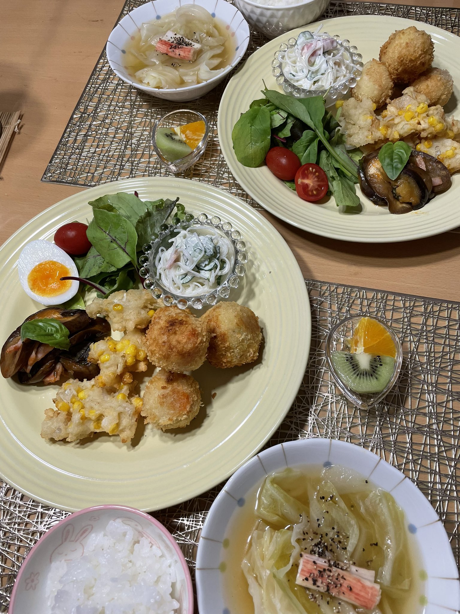 小心ꪔ 晩ごはんは おからのコロッケ 玉ねぎとコーン揚げ ナス のバジル炒め キャベツのスープ 春雨サラダ 今日のメインは 冷凍してたおから煮とじゃがいも でコロッケにした 節約料理 残った衣の材料と と 入れて揚げてワンプレート 小心ꪔ 晩ごはんは おからのコロッケ 玉ねぎとコーン揚げ ナス のバジル炒め キャベツのスープ 春雨サラダ 今日のメインは 冷凍してたおから煮とじゃがいも でコロッケにした 節約料理 残った衣の材料と と 入れて揚げてワンプレート