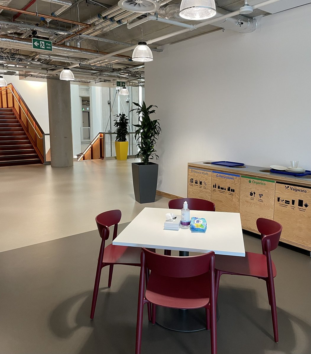 thrastarson's tweet image. Góðir 5m frá kaffivélinni að ruslinu og ég er kominn í 80% skotnýtingu á uppvöðluðum pappír. Mitt sterkasta framlag í vinnunni.