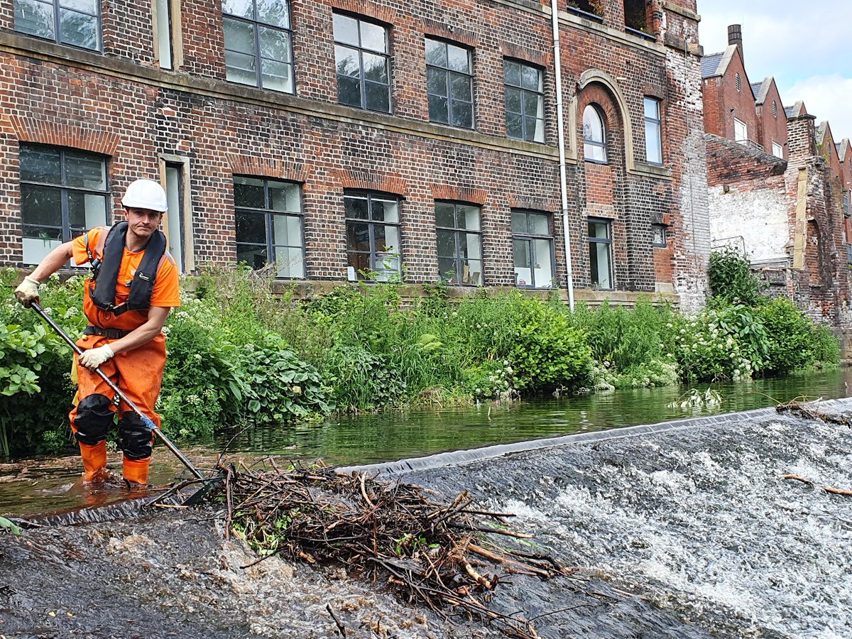 RiverStewards's tweet photo. Great day with #KINCA volunteers last week 💦 thank you to everyone who came &amp; helped out! It was a pleasant surprise to see less rubbish for clearing-a really positive sign of all your ongoing efforts! Thank you Bridget for sharing pics! @KICA_in_Kelham @kelhaminfo @KelhamLife https://t.co/qK1NH1HnGd