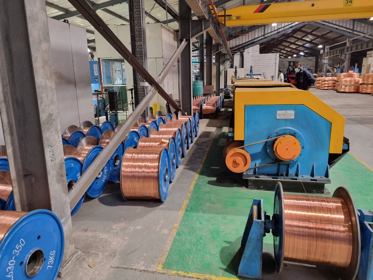 julienpalukucom's tweet photo. Industrialisation en marche: après 2 ans d'encadrement et d'accompagnement du gvrnmt, la Société PROTON a lancé ce jour la production des câbles électriques( marque CABELEC) . Made in Congo avec le cuivre congolais et 158 emplois directs créés. Certifiés ISO, c'est la fierté #RDC https://t.co/XZGclQIXSy