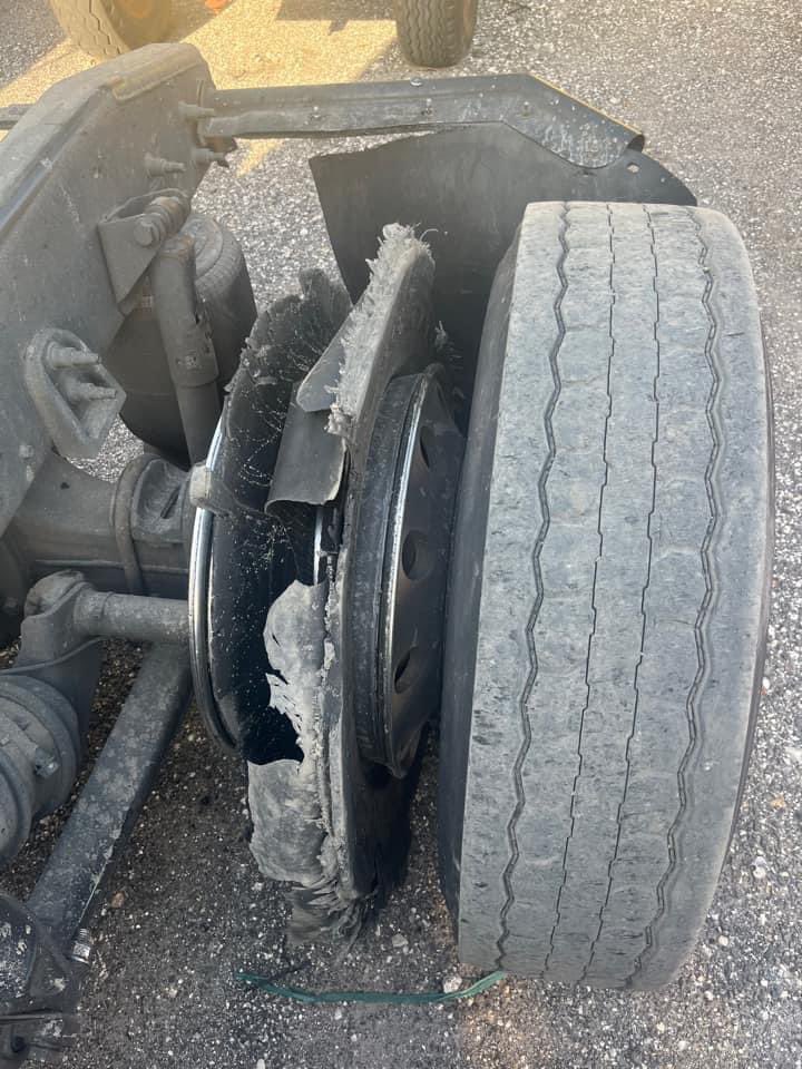 Peep this, tire blowout. Tires was in great shape, and STILL BLOW TF OFF! Shit happens 🤷🏾‍♂️ 4wheelers, just do yourself a favor and stay away from Truckers❗️💯🔑