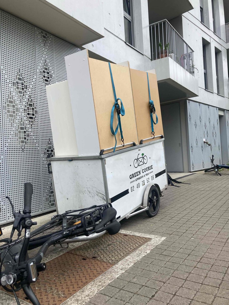 course_green's tweet photo. Convoi de l'extrême 

La semaine dernière nous sommes intervenus dans un logement de l'île de Nantes pour enlever du mobilier destiné à être donné aux Œuvres sociales de la Fraternité de Nantes. 
Un convoi exceptionnel de plu de 400 kg ! https://t.co/isj7tjS73f https://t.co/TNbBFYCDGN