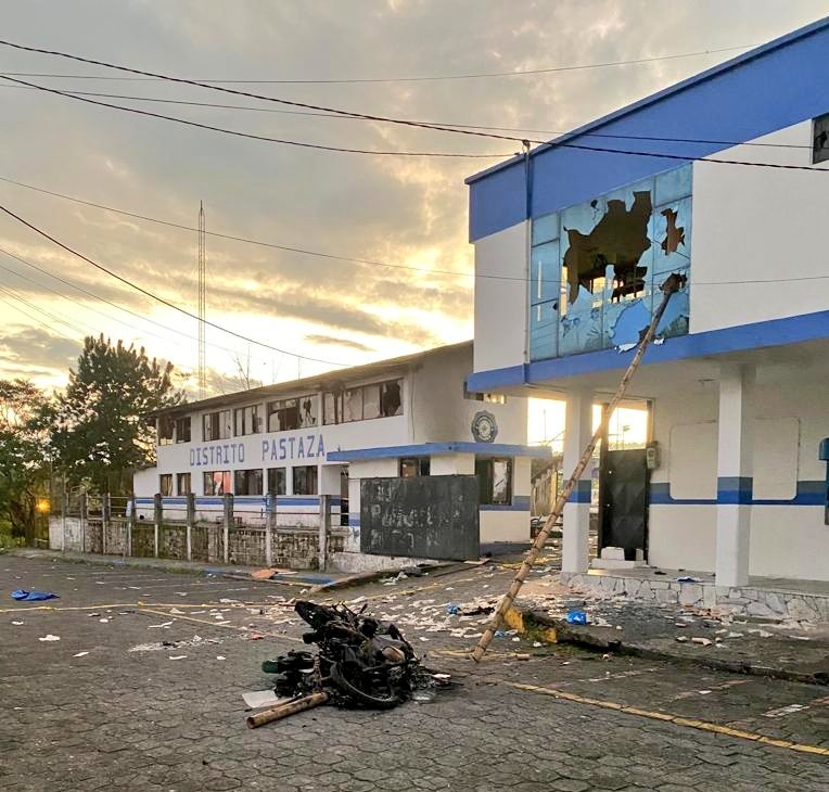 BrendaCV70's tweet photo. #URGENTE BARBARIE encabezada por #MarlonVargas en el #Puyo #LeonidasIza @lourdestiban1 #Conaie #Malditos #EcuadorSOS https://t.co/DBaGp1t05b
