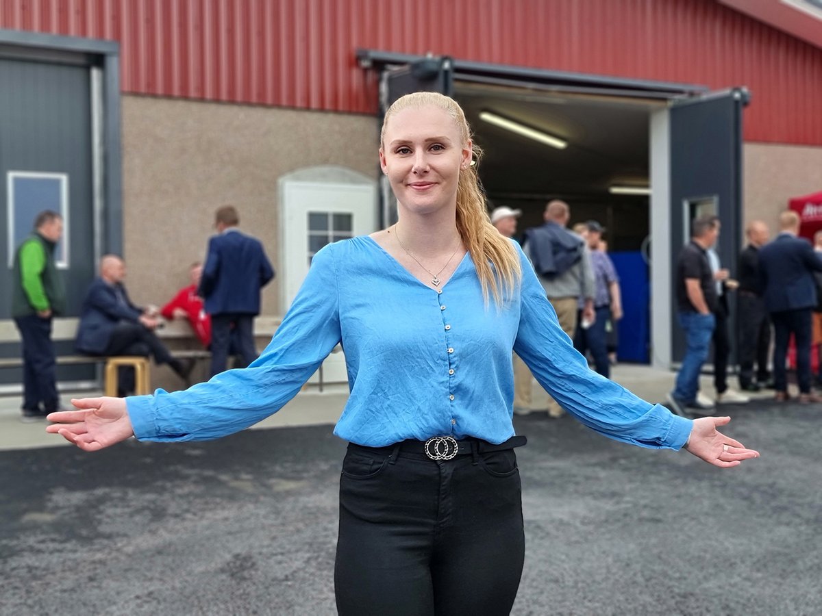 Nuori maatalousyrittäjä Katia Isoaho lupaa tuottaa ihmisille ruokaa avoimesti toimien. Usko kotimaiseen ruuantuotantoon ei horju! Lue lisää: is.fi/taloussanomat/… <a href="/iltasanomat/">Ilta-Sanomat</a> #kotimaisuus #Vastuullisuus #antibioottivapaa