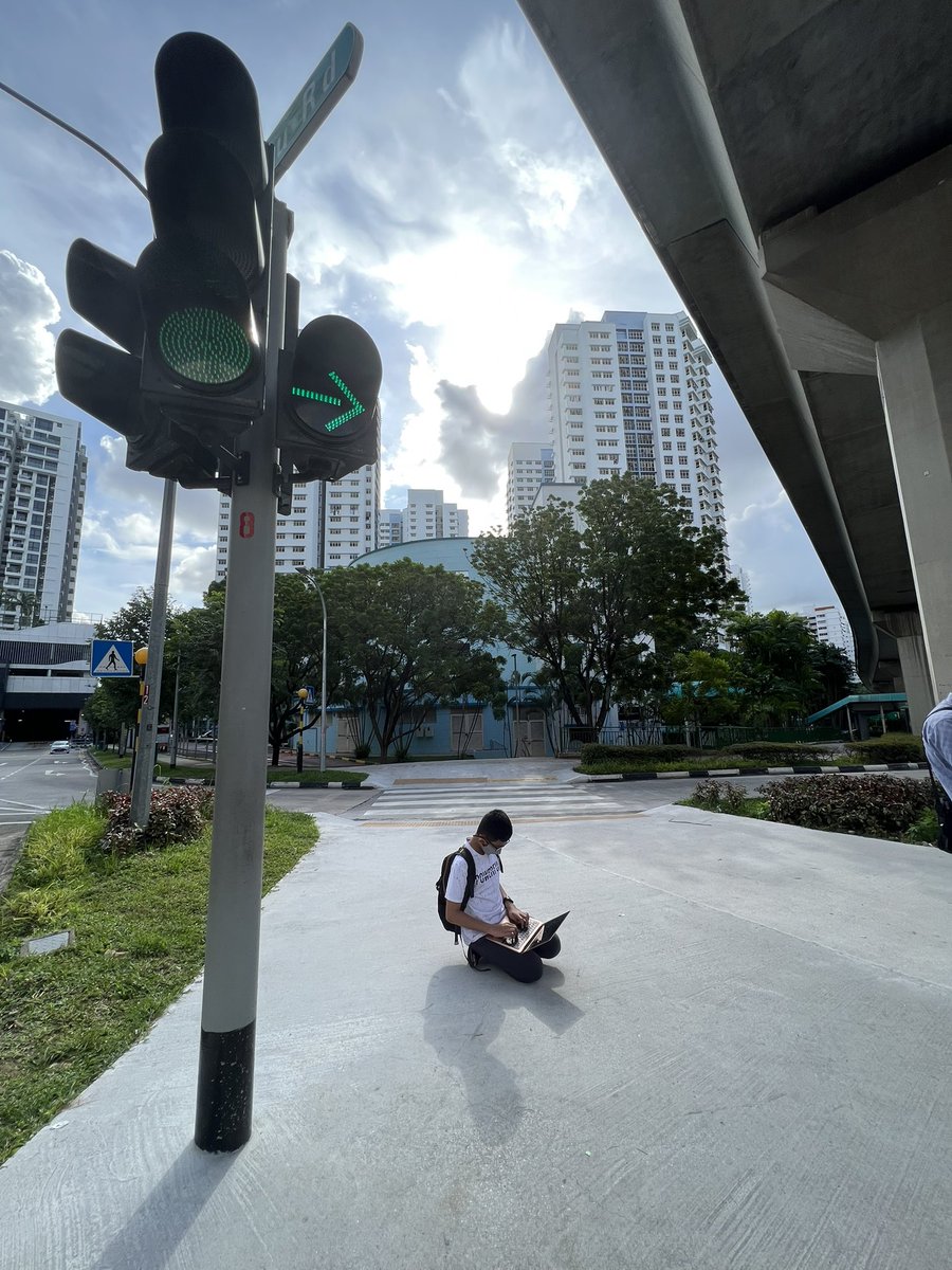 ainunnajib's tweet image. Di bawah kolong LRT menunggu lampu merah menyeberang. #CodingEverywhere
