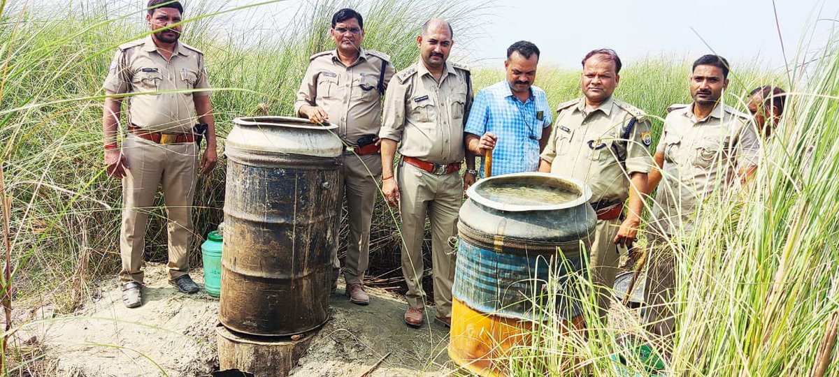 देवरिया में आबकारी विभाग दल ने बरहज में दबिश के दौरान लगभग 120 ली.अवैध कच्ची शराब बरामद करते हुए,मौके पर लगभग 1200 किग्रा. लहन नष्ट किया।मुक़दमा दर्ज़।