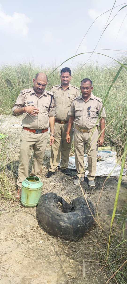 upexcise's tweet photo. देवरिया में आबकारी विभाग दल ने बरहज में दबिश के दौरान लगभग 120 ली.अवैध कच्ची शराब बरामद करते हुए,मौके पर लगभग 1200 किग्रा. लहन नष्ट किया।मुक़दमा दर्ज़। https://t.co/1RbxLSCmAq