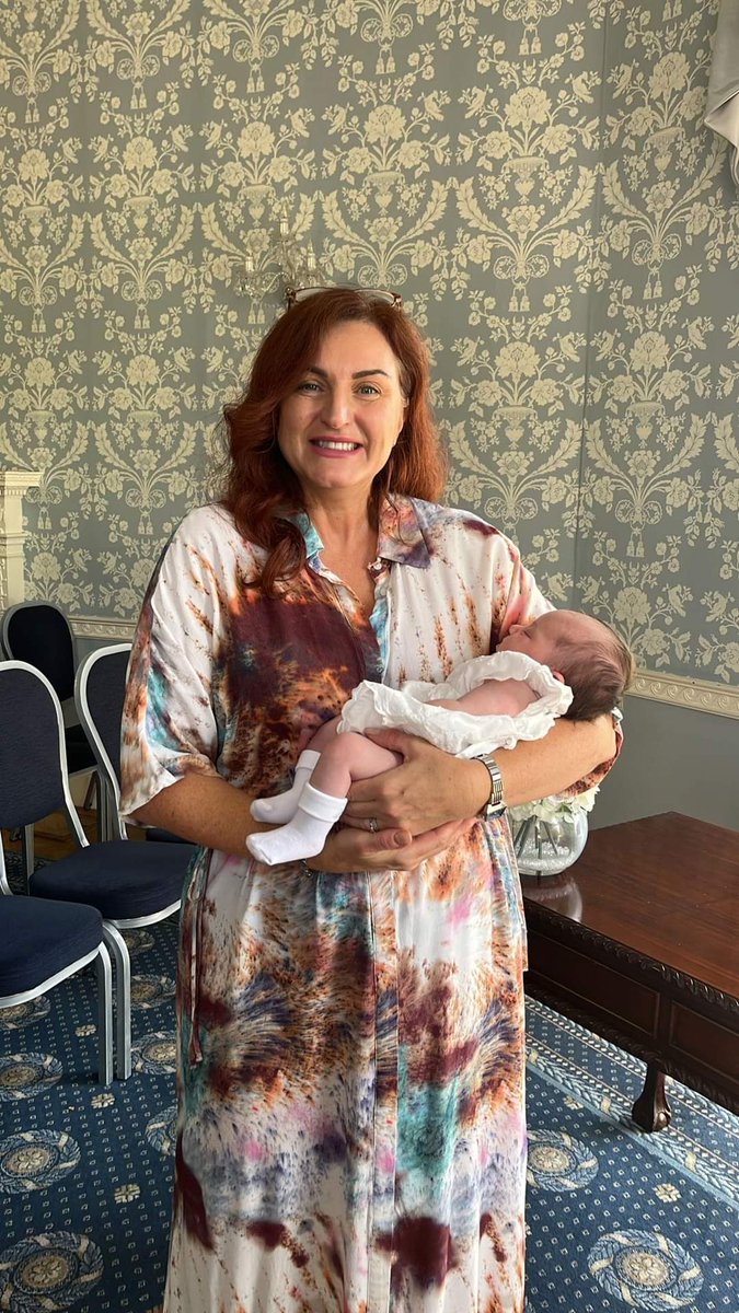 LangtonsHouse's tweet photo. A day in the life of a Registrar..today registering births 

This lucky Registrar cuddles this gorgeous baby girl she registered..don't worry she knows the Mum!

A great time to consider a Welcoming Ceremony where baby is officially introduced to family &amp; friends 

01708 433155 https://t.co/DDDbVlZocG
