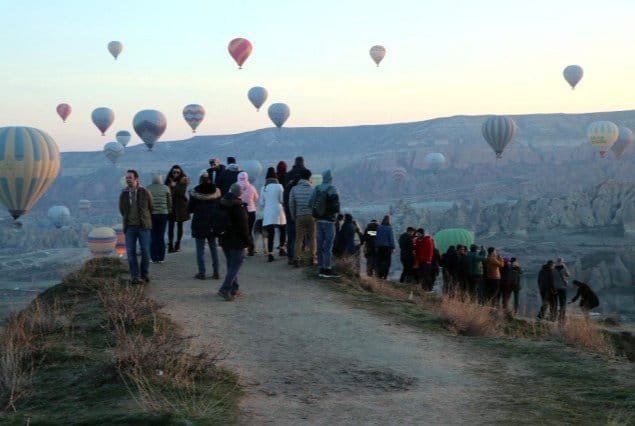 Nevşehir'de Türkler izliyor, yabancılar uçuyor.!! Bir kişi 45 dk. lık balon turu : 190 Eur (3.500 TL)